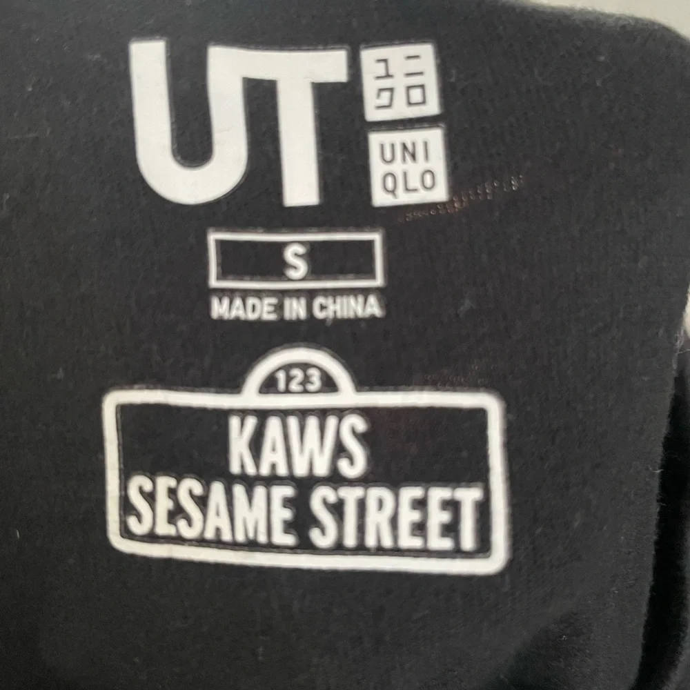 Uniqlo Kaws Sesame Street Elmo Glover Short Sleeve Black T-Shirt Size S - Picture 4 of 4